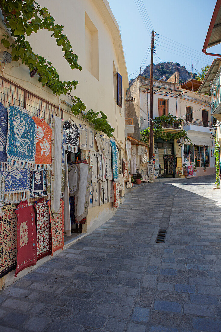 Alte Häuser in einer Gasse im Dorf Kritsa, Kreta, Griechenland.