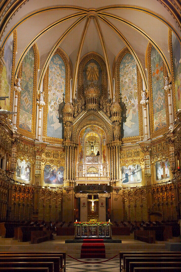  Innenansicht der Klosterkirche von Montserrat. Abtei Santa Maria de Montserrat, Katalonien, Spanien. 