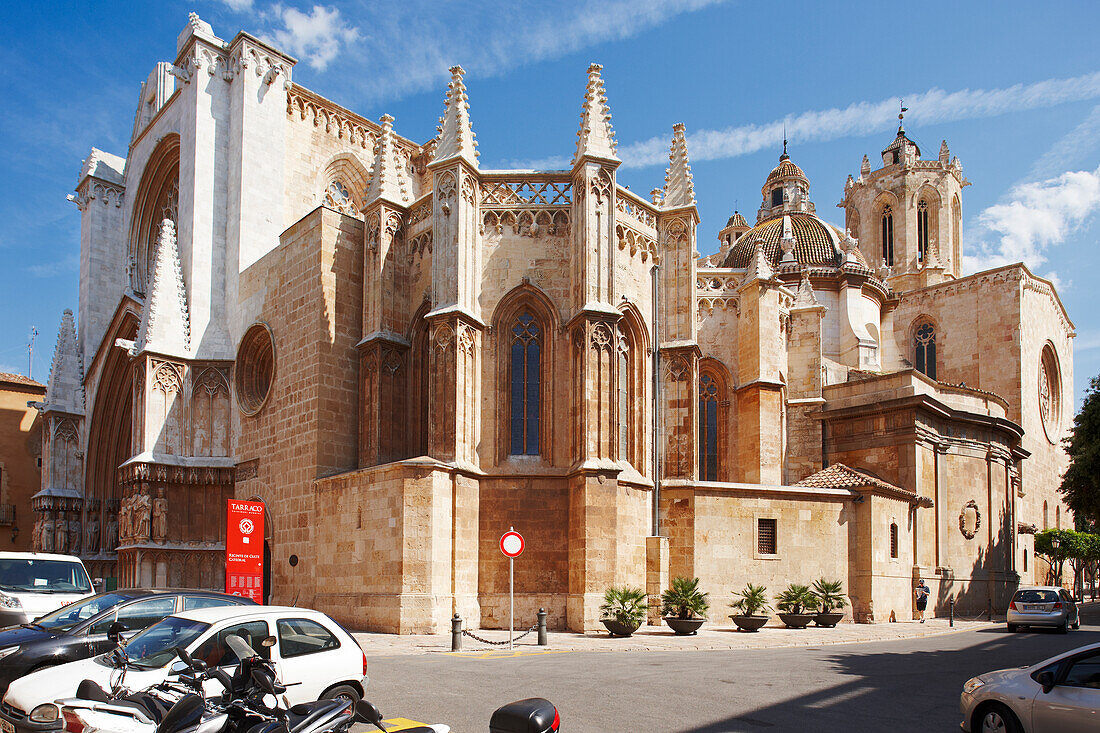  Außenansicht der Primatialkathedrale von Tarragona, einer römisch-katholischen Kirche in Tarragona, Katalonien, Spanien. 