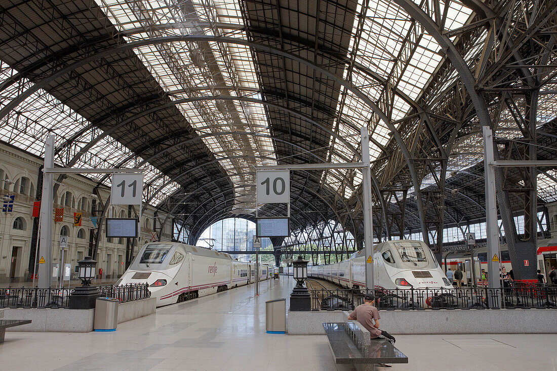  Bahnsteige an der Estacio de Franca (Bahnhof Franca), einem großen Bahnhof in Barcelona, Katalonien, Spanien. 