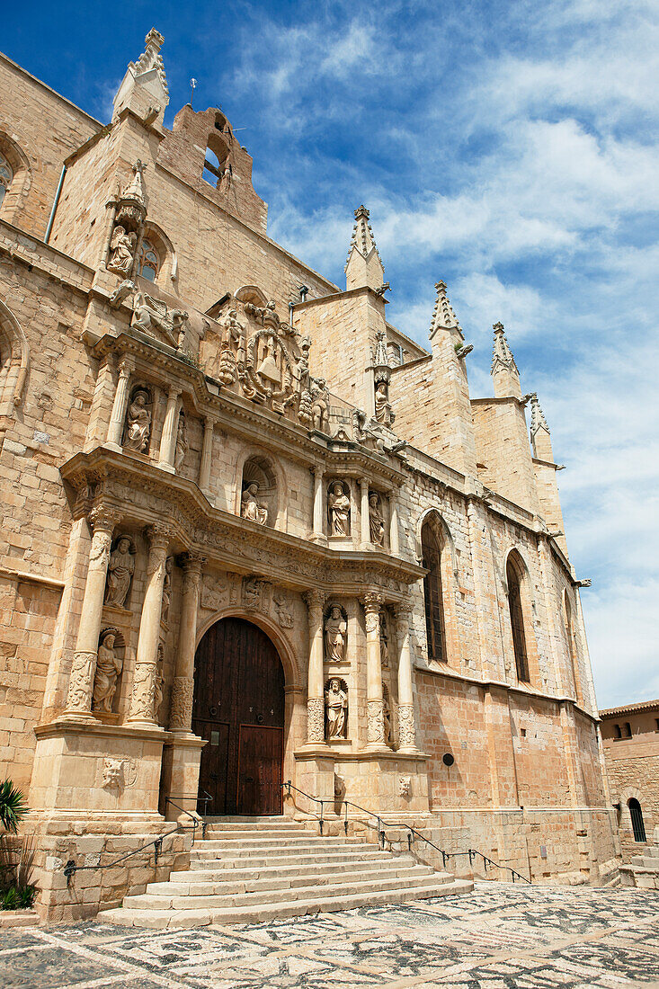  Außenansicht der Kirche Santa Maria la Major in Montblanc, einer mittelalterlichen ummauerten Stadt in Katalonien, Spanien. 