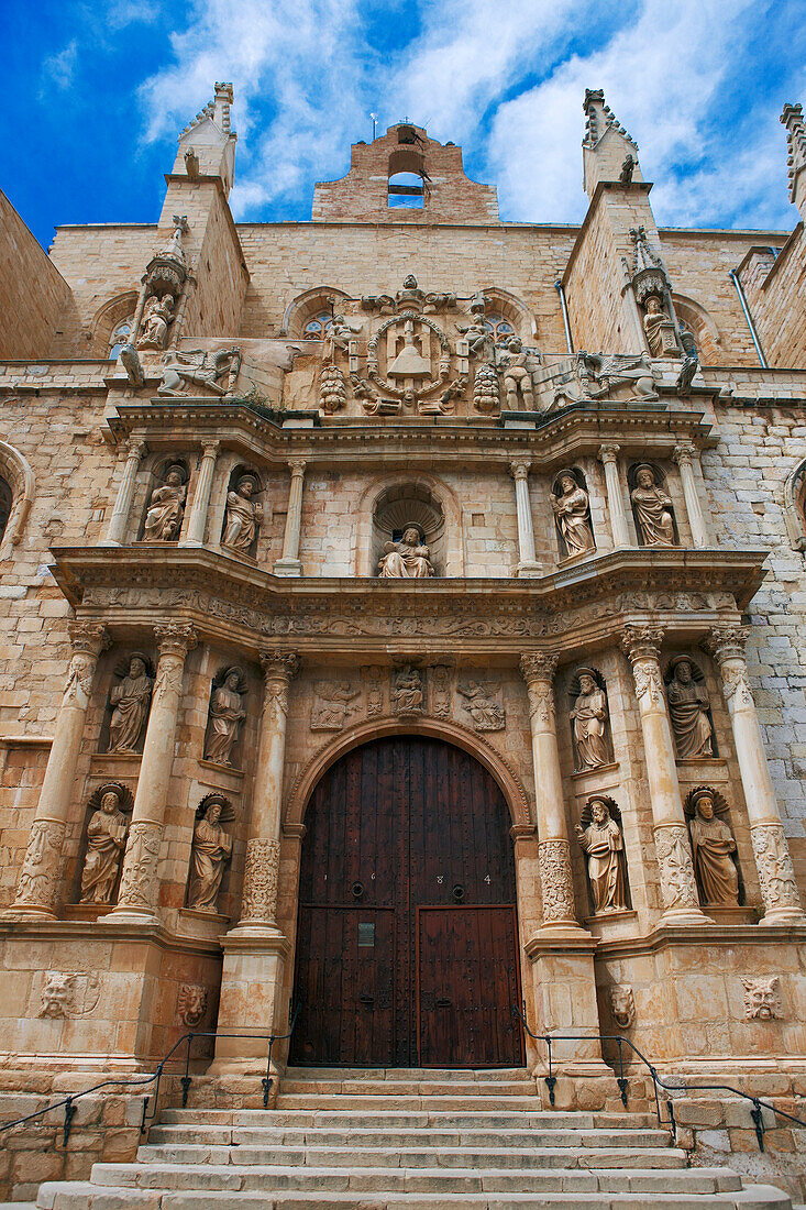  Außenansicht der Kirche Santa Maria la Major in Montblanc, einer mittelalterlichen ummauerten Stadt in Katalonien, Spanien. 