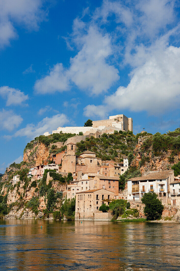  Blick auf das Dorf Miravet mit der Burg Miravet auf der Spitze des Hügels. Miravet, Katalonien, Spanien. 