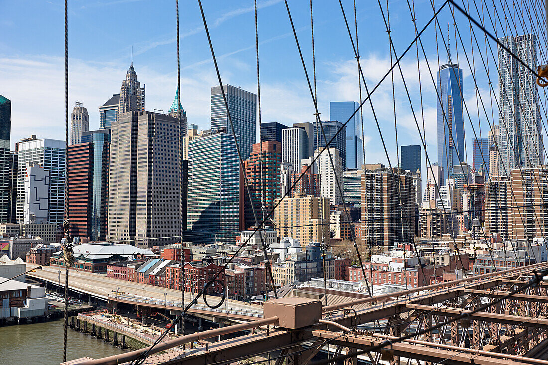  Ein Blick von der Brooklyn Bridge auf dicht bebaute Hochhäuser in Lower Manhattan. New York City, USA. 