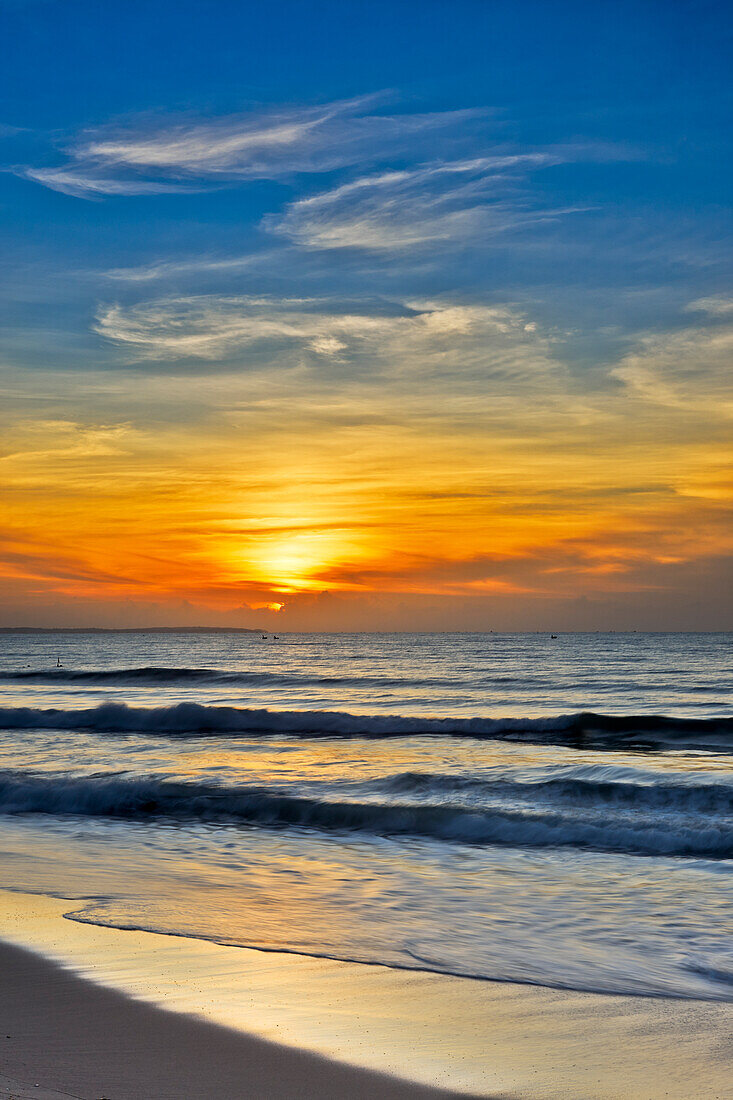  Malerischer Blick auf den farbenfrohen Sonnenaufgangshimmel und das Meer am Strand von Mui Ne. Mui Ne, Provinz Binh Thuan, Vietnam. 