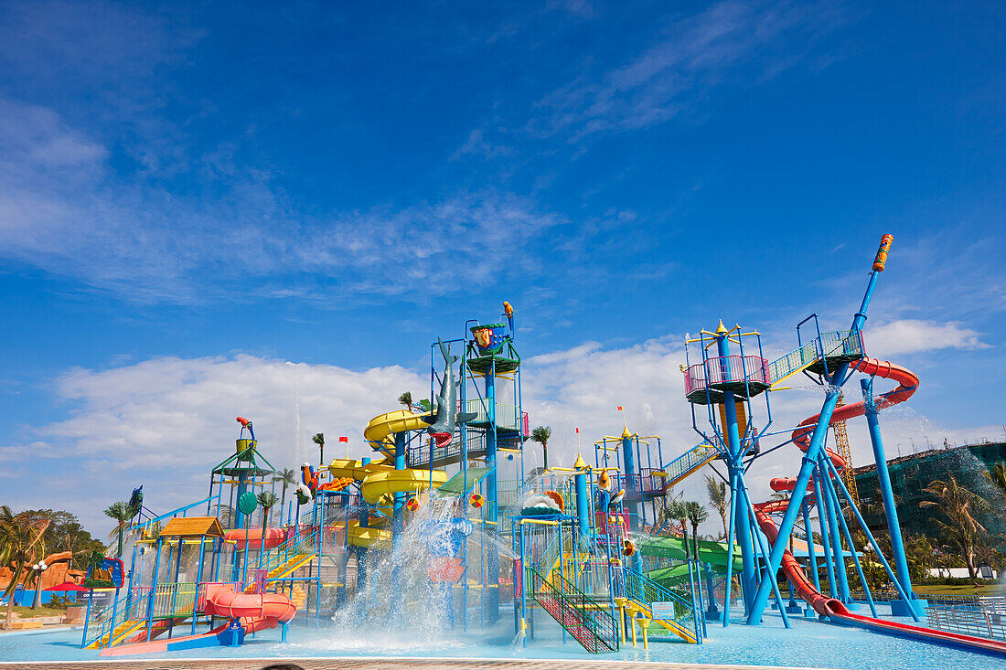  Mehrere Wasserrutschen im Vinpearl Land Water Park auf der Insel Phu Quoc, Vietnam. 