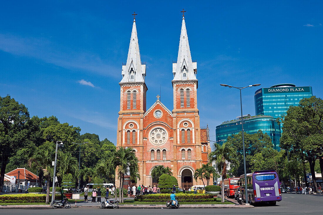  Außenansicht der Saigon Notre-Dame-Basilika in Ho-Chi-Minh-Stadt, Vietnam. 