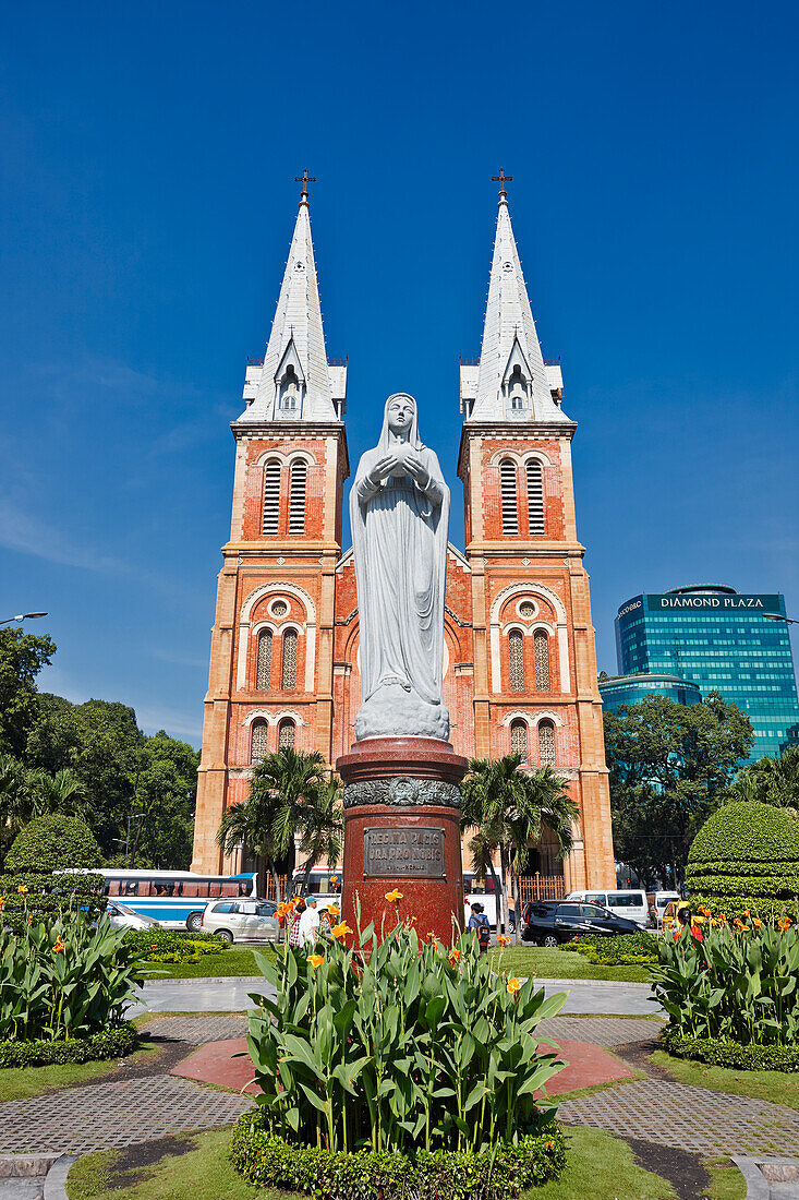  Außenansicht der Saigon Notre-Dame-Basilika in Ho-Chi-Minh-Stadt, Vietnam. 