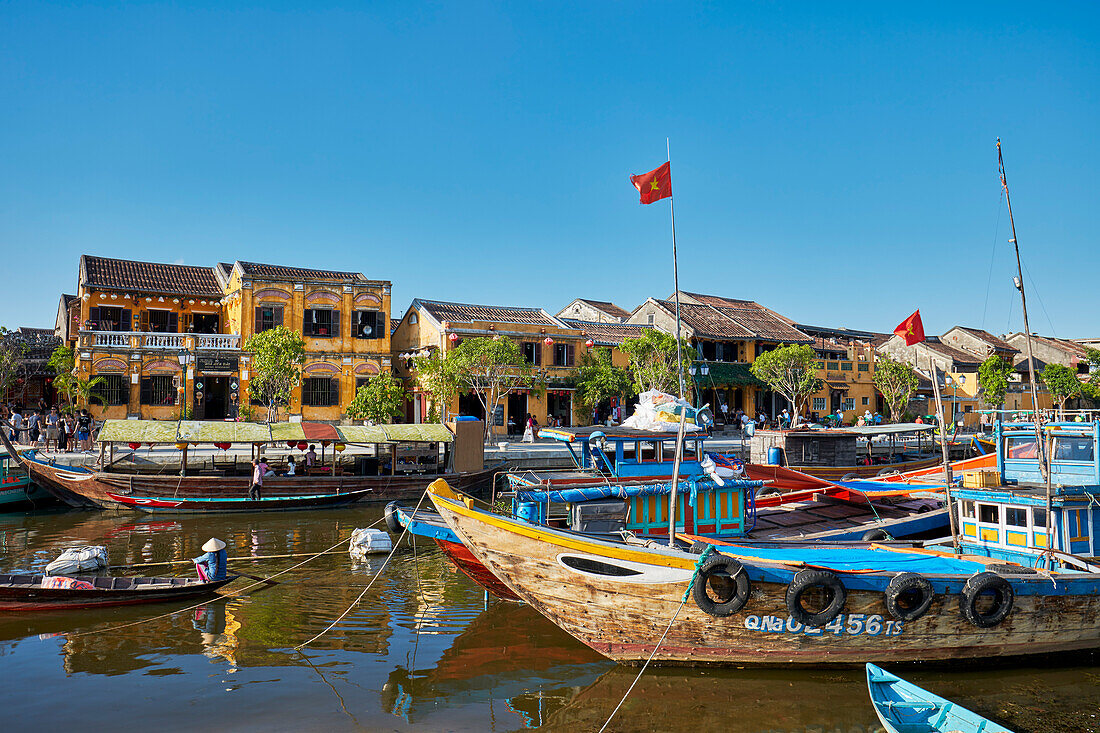  Traditionelle Holzboote auf dem Fluss Thu Bon. Hoi An, Provinz Quang Nam, Vietnam. 