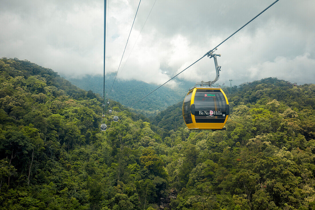  Malerische Aussicht von der Ba Na-Seilbahn. Ba Na Hills Mountain Resort, Da Nang, Vietnam. 