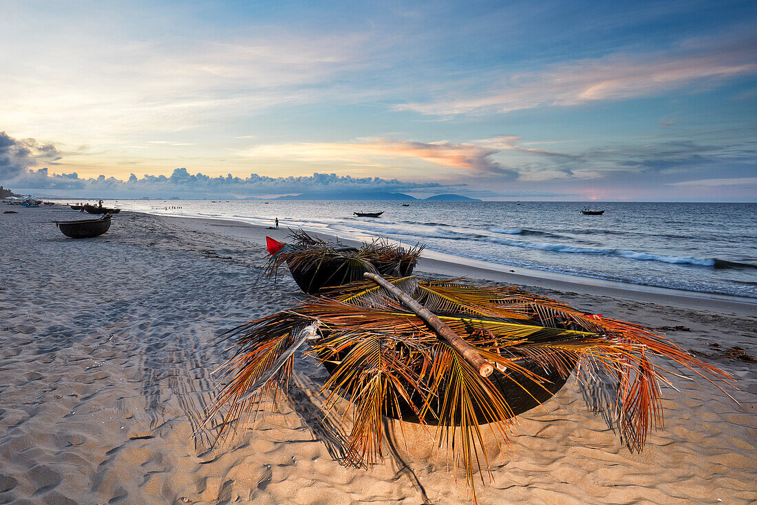  Traditionelle vietnamesische Korbboote am Cua Dai Beach in der Abenddämmerung. Hoi An, Provinz Quang Nam, Vietnam. 