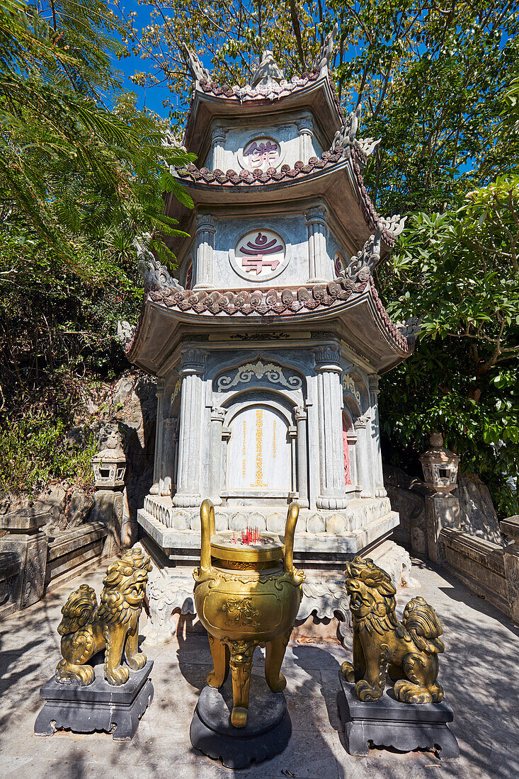  Eine kleine Pagode auf dem Berg Thuy Son. Die Marmorberge, Da Nang, Vietnam. 