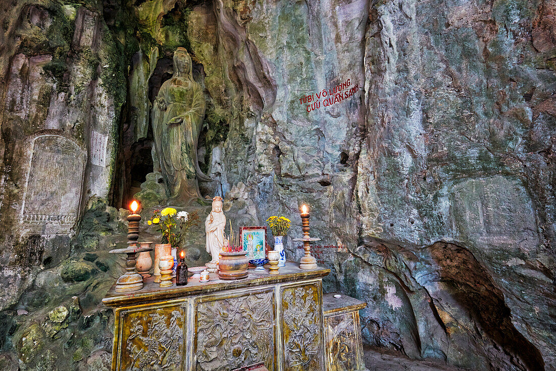  Weibliche Buddha-Statue (Göttin der Barmherzigkeit) in der Hoa Nghiem-Höhle. Thuy Son-Berg, Marmorberge, Da Nang, Vietnam. 