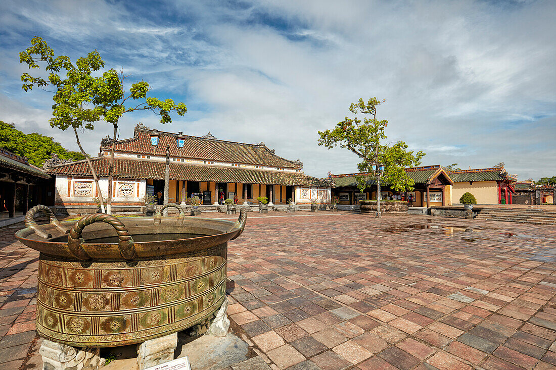  Ein bronzener Kessel im Can Chanh-Palast (Palast der Audienzen). Kaiserstadt, Hue, Vietnam. 