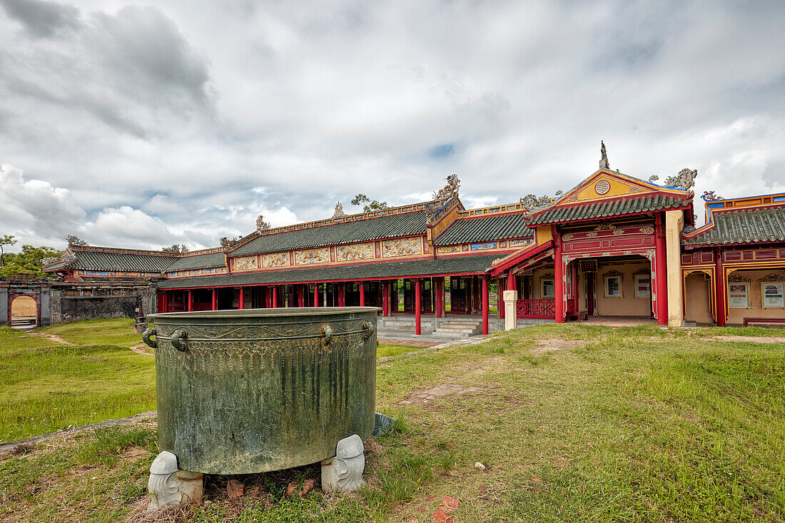  Ein bronzener Kessel in der Khon-Thai-Residenz (Privatgemächer der Königin). Kaiserstadt, Hue, Vietnam. 