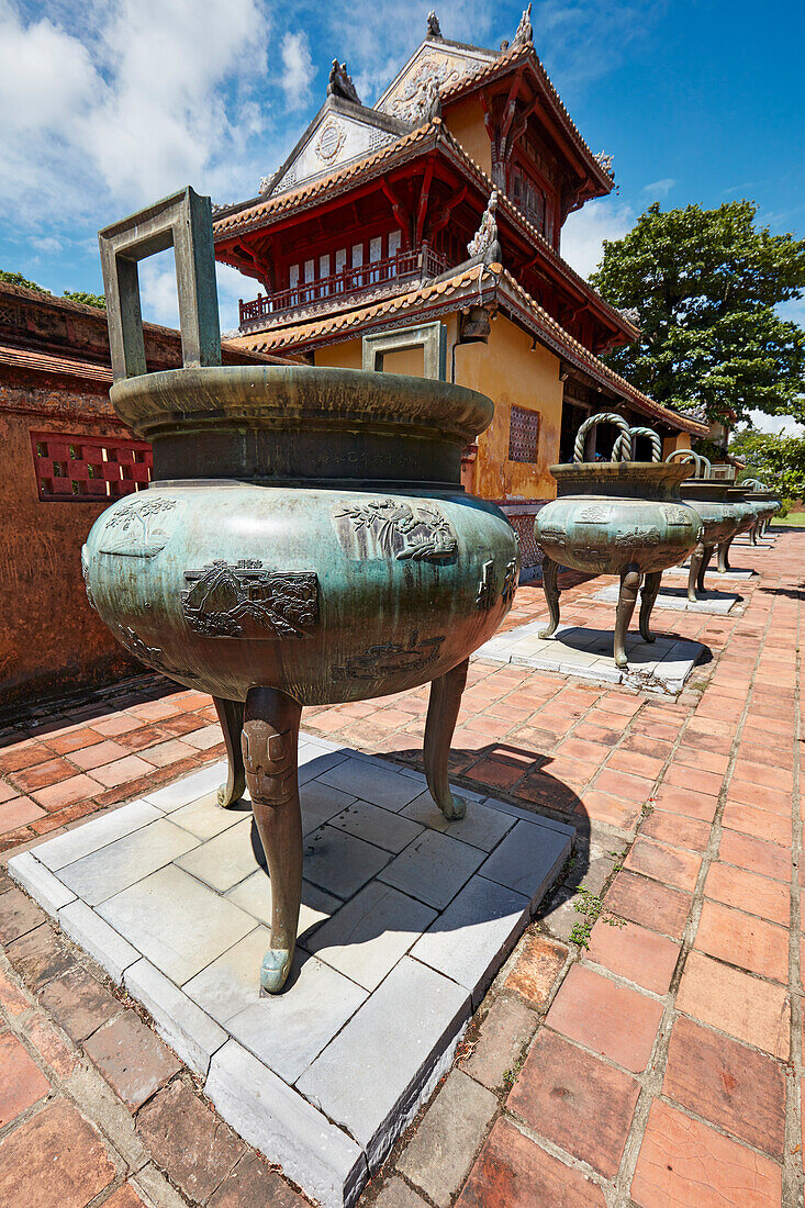  Neun dynastische Urnen im Hien Lam-Pavillon (Pavillon der glorreichen Ankunft). Kaiserstadt (Zitadelle), Hue, Vietnam. 