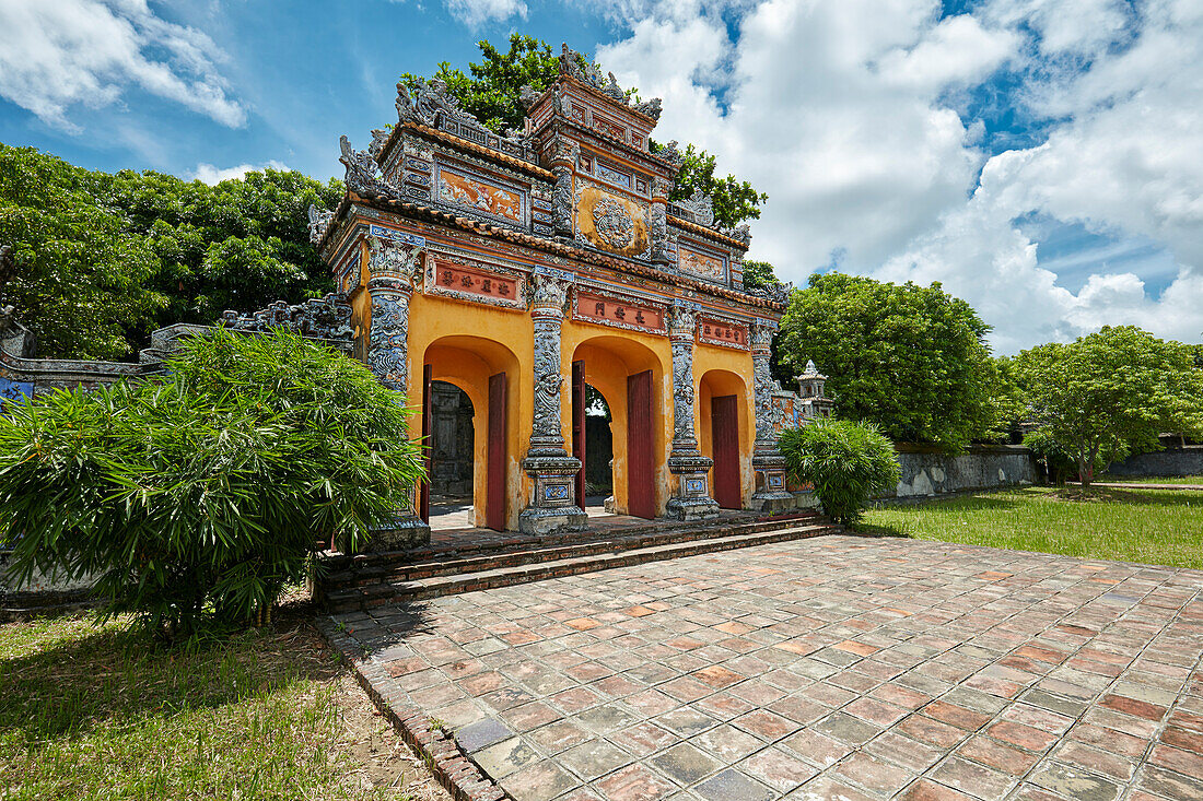  Das Truong-An-Tor führt zur Residenz von Truong Sanh. Kaiserstadt (Zitadelle), Hue, Vietnam. 