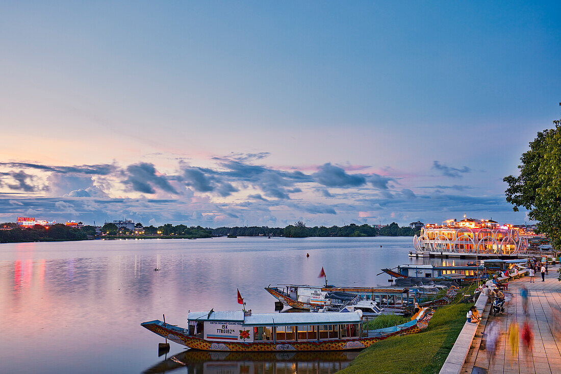  Drachenboote vertäut am Ufer des Parfümflusses in der Abenddämmerung. Hue, Vietnam. 