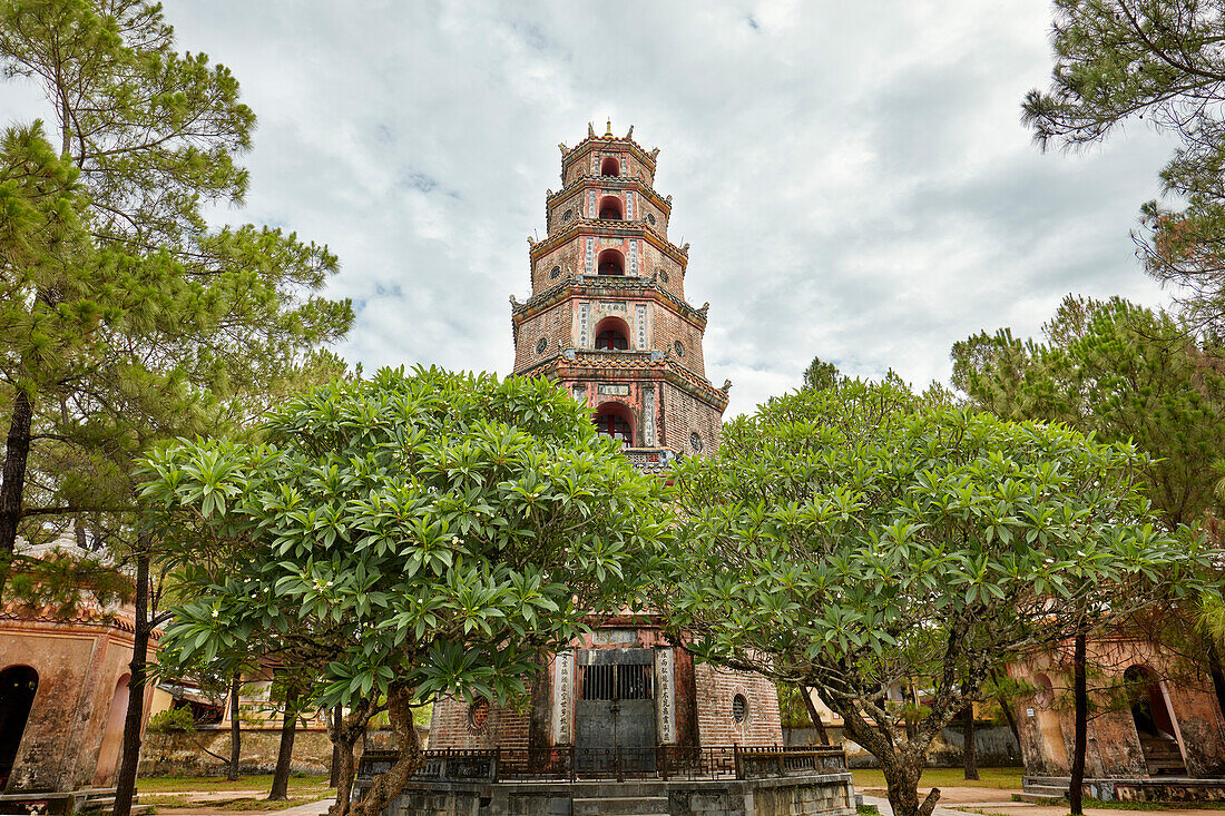  Außenansicht des achteckigen Phuoc-Dien-Turms an der Thien-Mu-Pagode. Hue, Vietnam. 