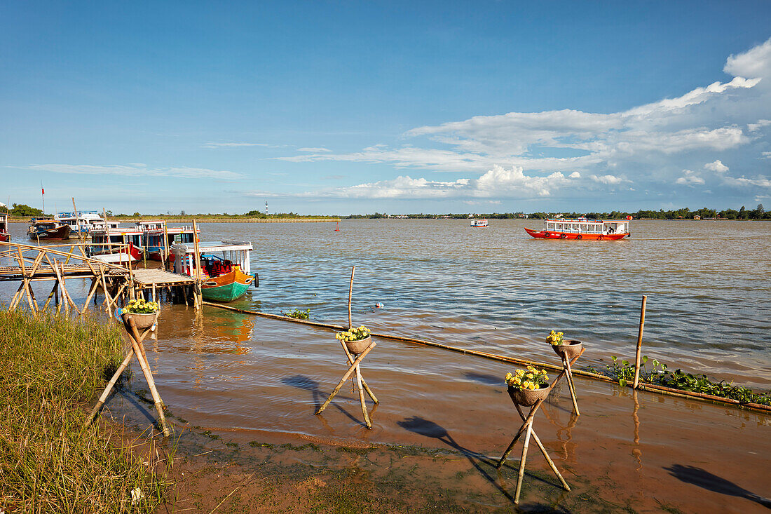  Bootsanleger am Ufer des Flusses Thu Bon. Hoi An, Provinz Quang Nam, Vietnam. 