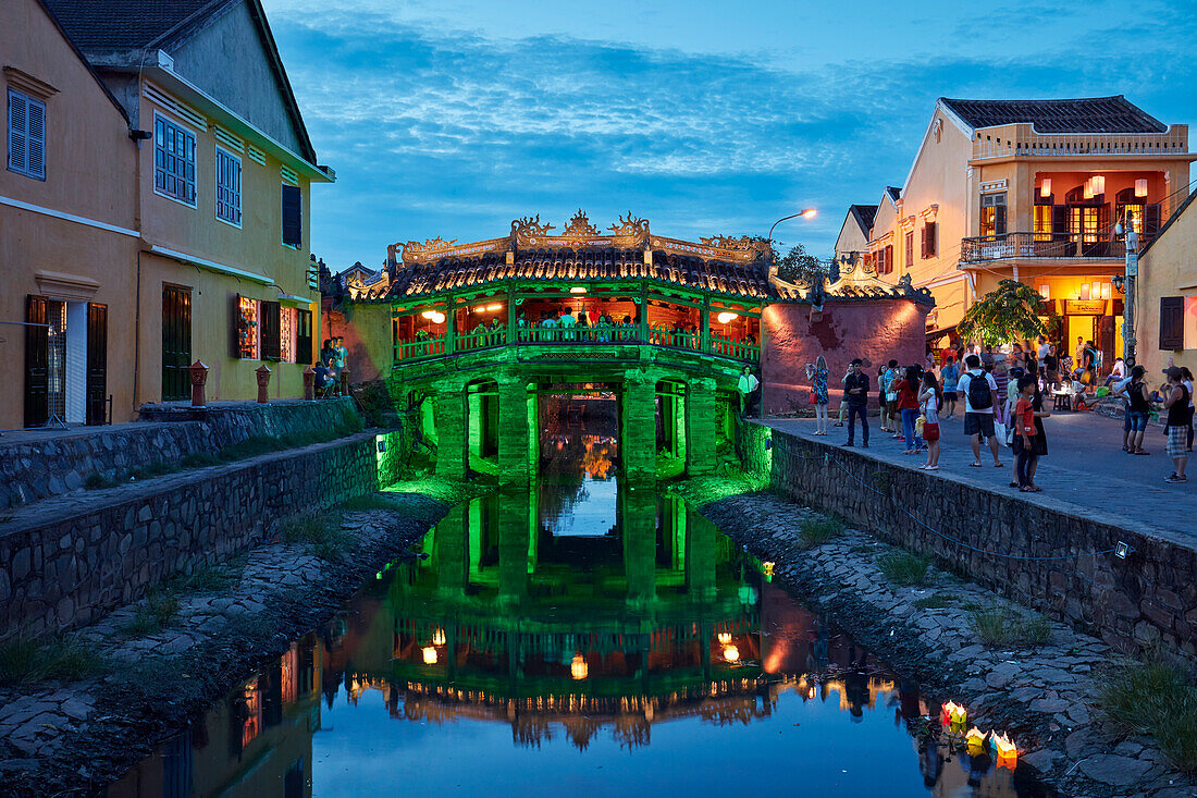  Außenansicht der Japanischen überdachten Brücke, beleuchtet in der Abenddämmerung. Antike Stadt Hoi An, Provinz Quang Nam, Vietnam. 