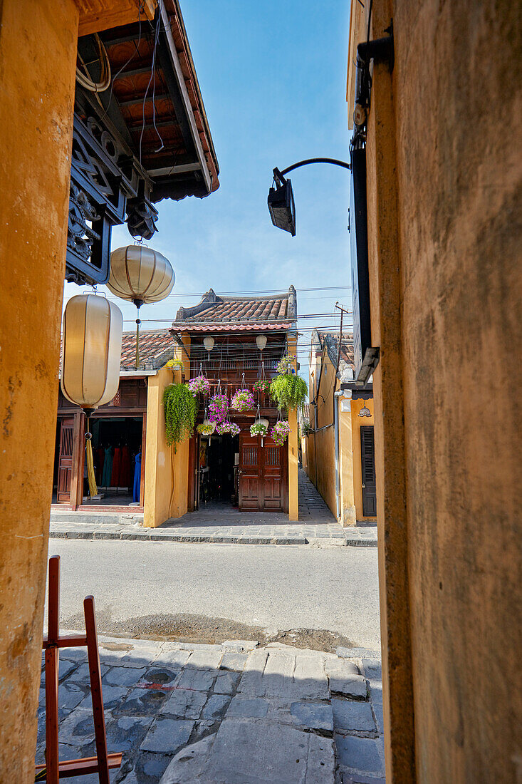  Enge Gassen in der Altstadt von Hoi An. Hoi An, Provinz Quang Nam, Vietnam. 