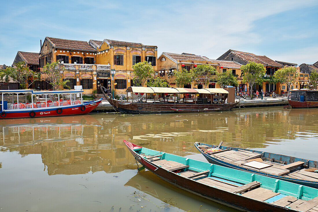  Traditionelle Boote auf dem Fluss Thu Bon in der Altstadt von Hoi An. Hoi An, Provinz Quang Nam, Vietnam. 