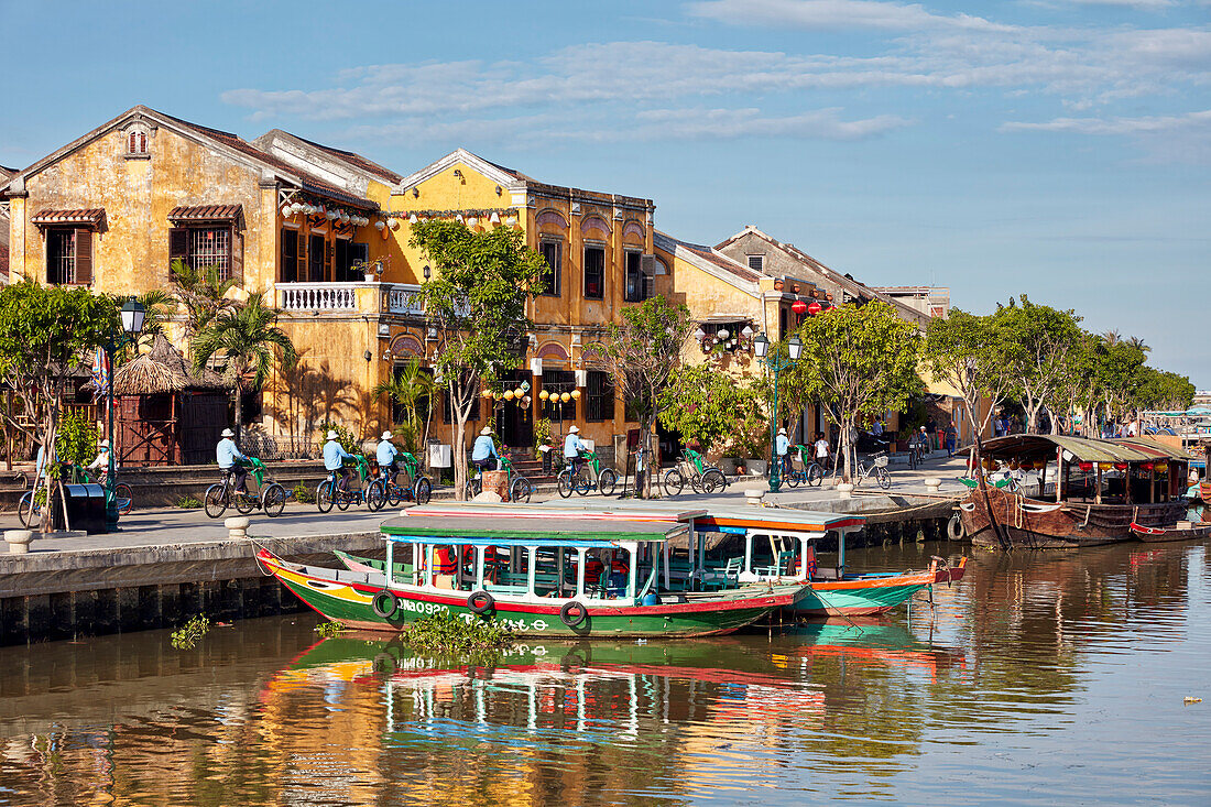  Bunte Boote auf dem Fluss Thu Bon in der Altstadt von Hoi An. Hoi An, Provinz Quang Nam, Vietnam. 