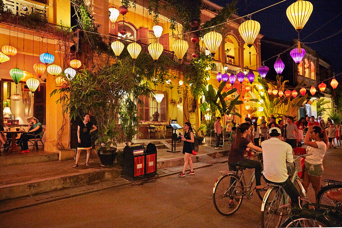  Eine Straße in der Altstadt von Hoi An, die in der Abenddämmerung mit vielen Laternen hell erleuchtet ist. Hoi An, Provinz Quang Nam, Vietnam. 