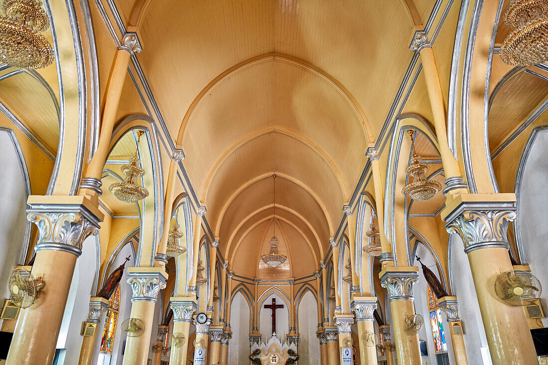  Innenansicht der Kathedrale von Da Nang (Basilika des Heiligen Herzens Jesu). Stadt Da Nang, Vietnam. 