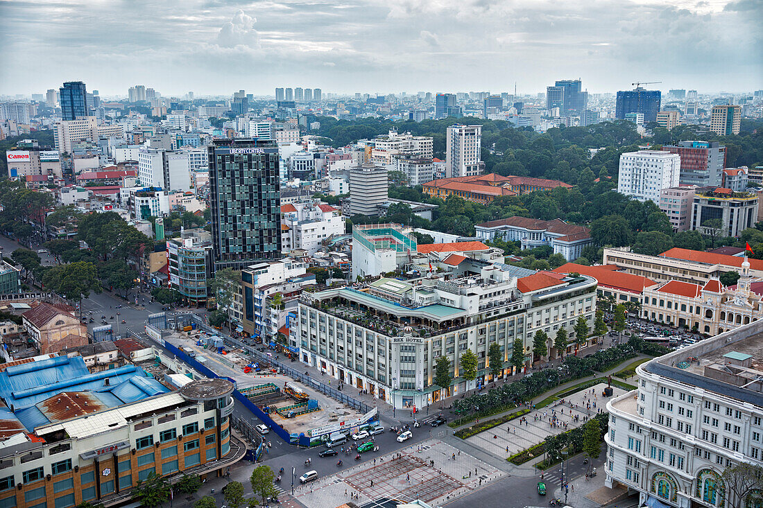  Erhöhte Ansicht von Gebäuden im Bezirk 1 von Ho-Chi-Minh-Stadt, Vietnam. 