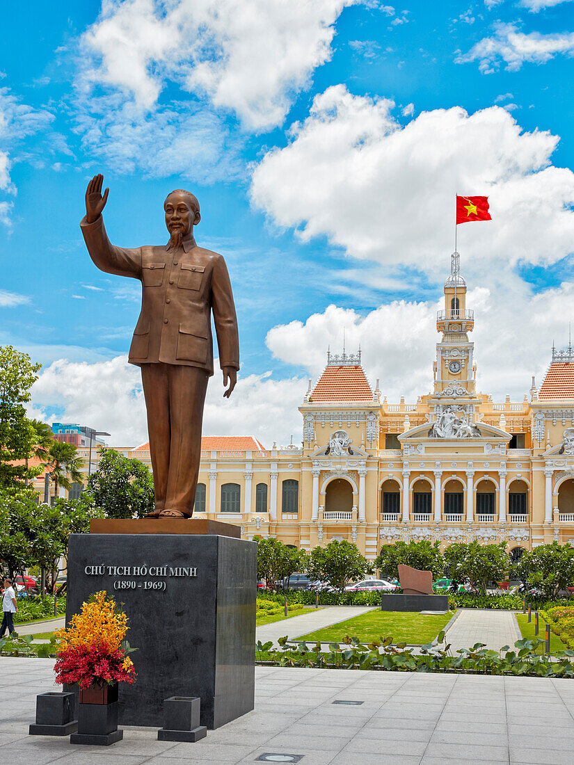  Ho-Chi-Minh-Statue vor dem Gebäude des Volkskomitees. Bezirk 1, Ho-Chi-Minh-Stadt, Vietnam. 