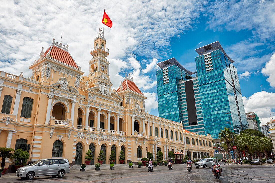  Außenansicht des Gebäudes des Volkskomitees in der Le Thanh Ton Straße. Bezirk 1, Ho-Chi-Minh-Stadt, Vietnam. 