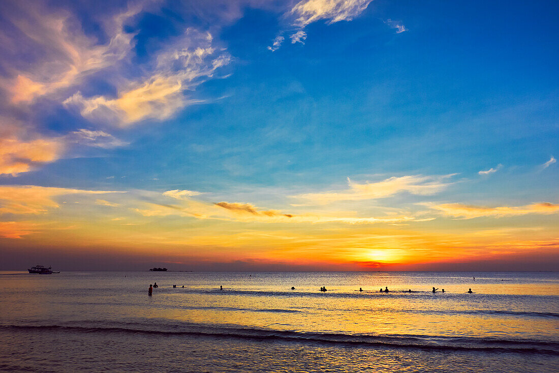  Menschen baden bei Sonnenuntergang im Meer. Insel Phu Quoc, Vietnam. 