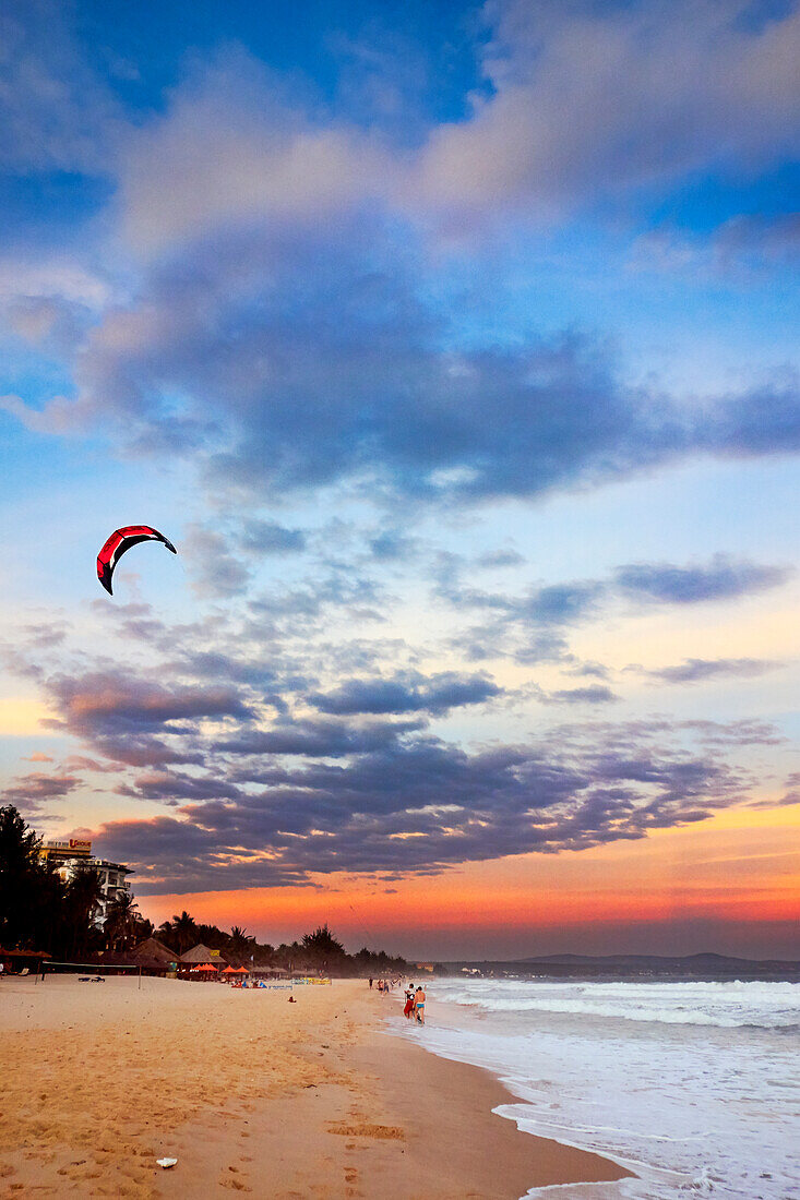  Ein Blick auf den Strand von Mui Ne bei Sonnenuntergang. Mui Ne, Provinz Binh Thuan, Vietnam. 