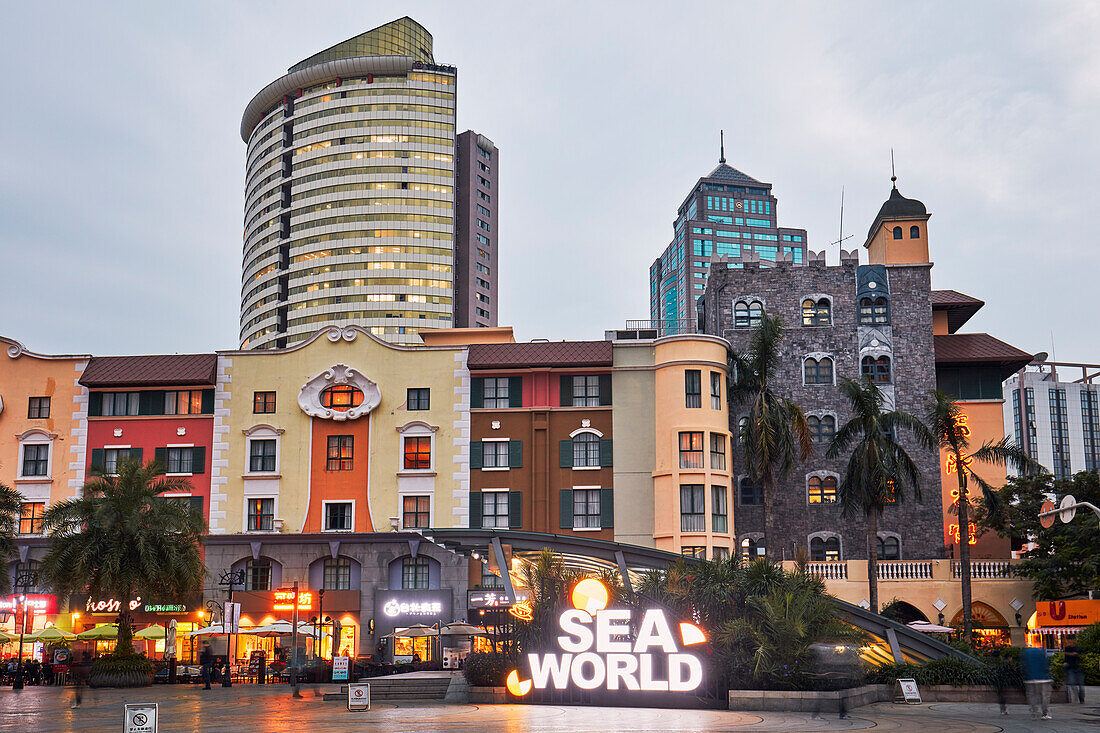  Gebäude im Sea World Plaza, beleuchtet in der Abenddämmerung. Shekou, Shenzhen, Provinz Guangdong, China. 