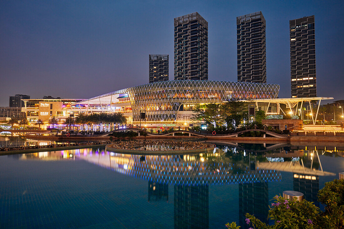  Gebäude im Sea World Plaza, beleuchtet in der Abenddämmerung. Shekou, Shenzhen, Provinz Guangdong, China. 