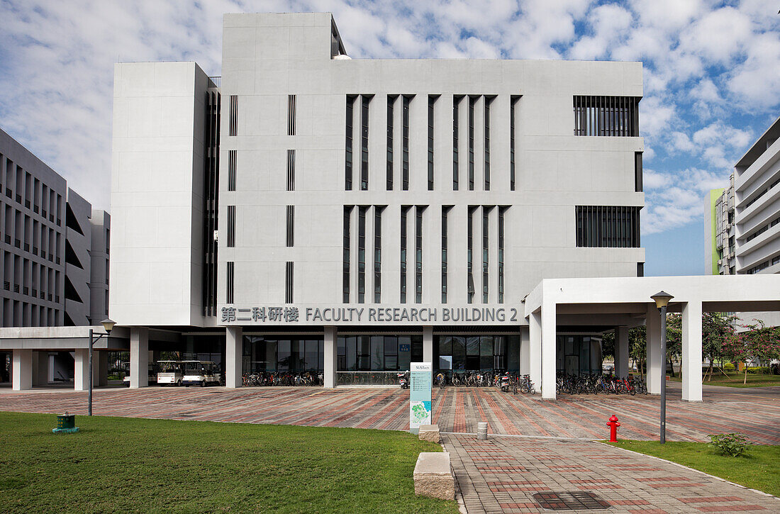 Fakultätsforschungsgebäude der Southern University of Science and Technology (SUSTech). Shenzhen, Provinz Guangdong, China.