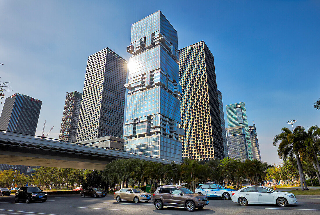  Blick auf den Straßenverkehr und die modernen Hochhäuser im zentralen Geschäftsviertel Futian (CBD). Shenzhen, Provinz Guangdong, China. 