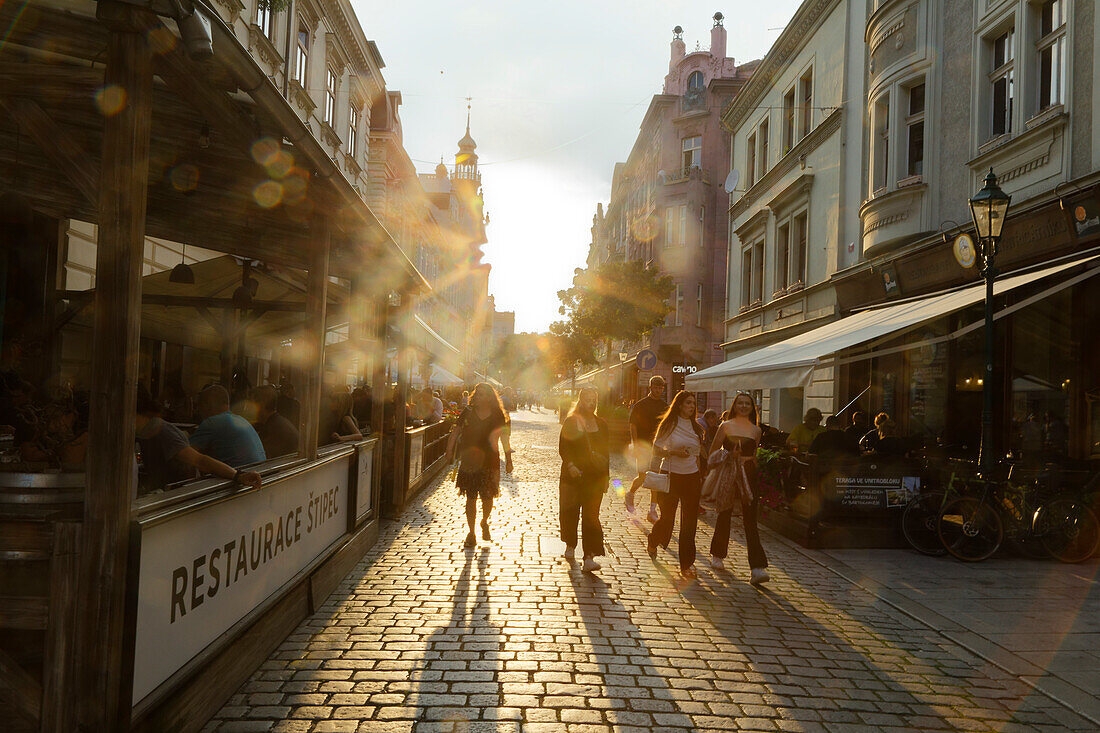  Straßenszene, Restaurants, Pilsen, Tschechische Republik 