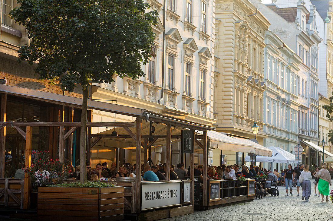  Straßenszene mit Restaurants, Pilsen, Tschechische Republik 