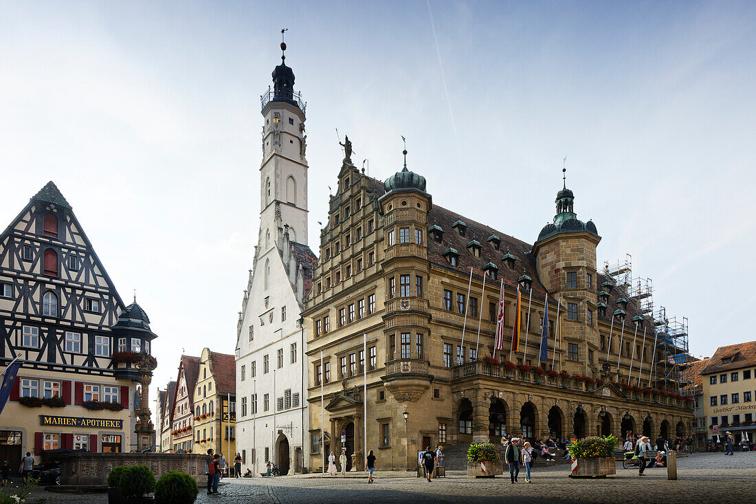  Rathaus mit mittelalterlichem Turm, barocke Fassade, Marktplatz, Rothenburg ob der Tauber, Franken, Bayern, Deutschland 