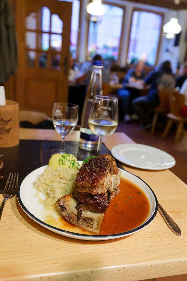  Hotel Restaurant Roter Hahn, Scheufele mit Spätzle, Rothenburg ob der Tauber, Franken, Bayern, Deutschland 