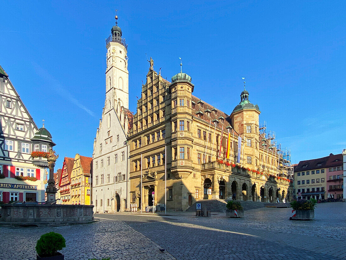  Rathaus mit mittelalterlichem Turm, barocke Fassade, Marktplatz, Rothenburg ob der Tauber, Franken, Bayern, Deutschland 