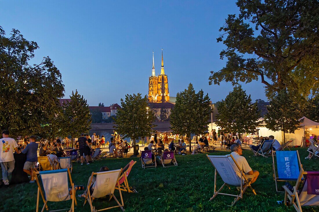  Menschen beim Food Festival, Oderufer, Blick auf die Dominsel mit der Kathedrale des Heiligen Johannes des Täufers, Breslau, Niederschlesien, Polen 