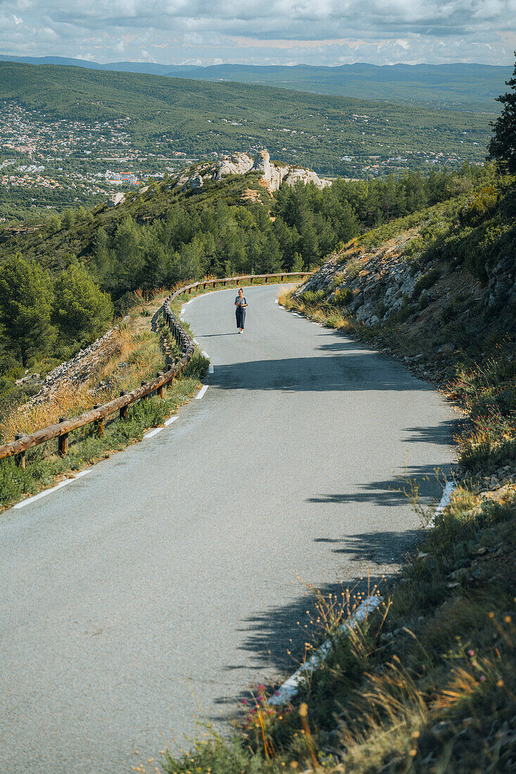 Frau auf der Straße am Cap Canaille bei Cassis und im Calanques Nationalpark, Provence-Alpes-Côte d'Azur, Frankreich