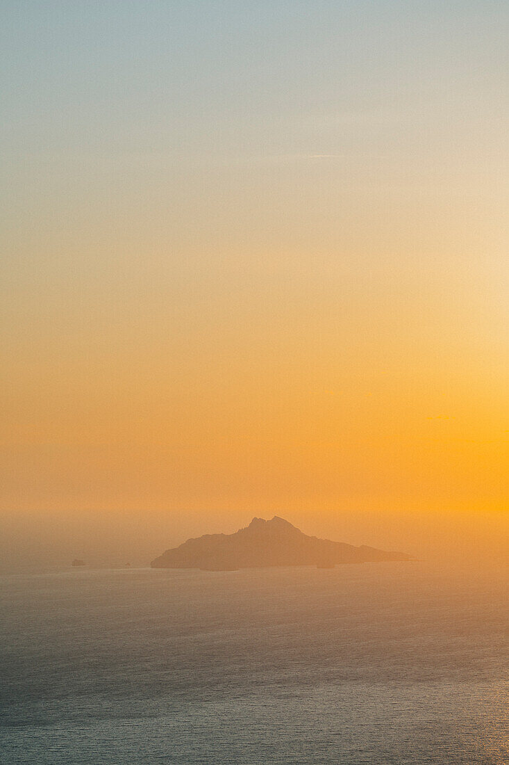  View from Cap Canaille of Riou Island in the Réserve Naturelle de l&#39;Archipel de Riou at sunset, Provence-Alpes-Côte d&#39;Azur, France 