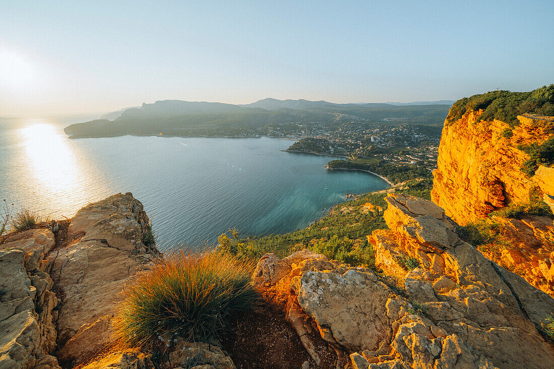 Blick vom Cap Canaille auf Cassis und den Calanques Nationalpark, Provence-Alpes-Côte d'Azur, Frankreich