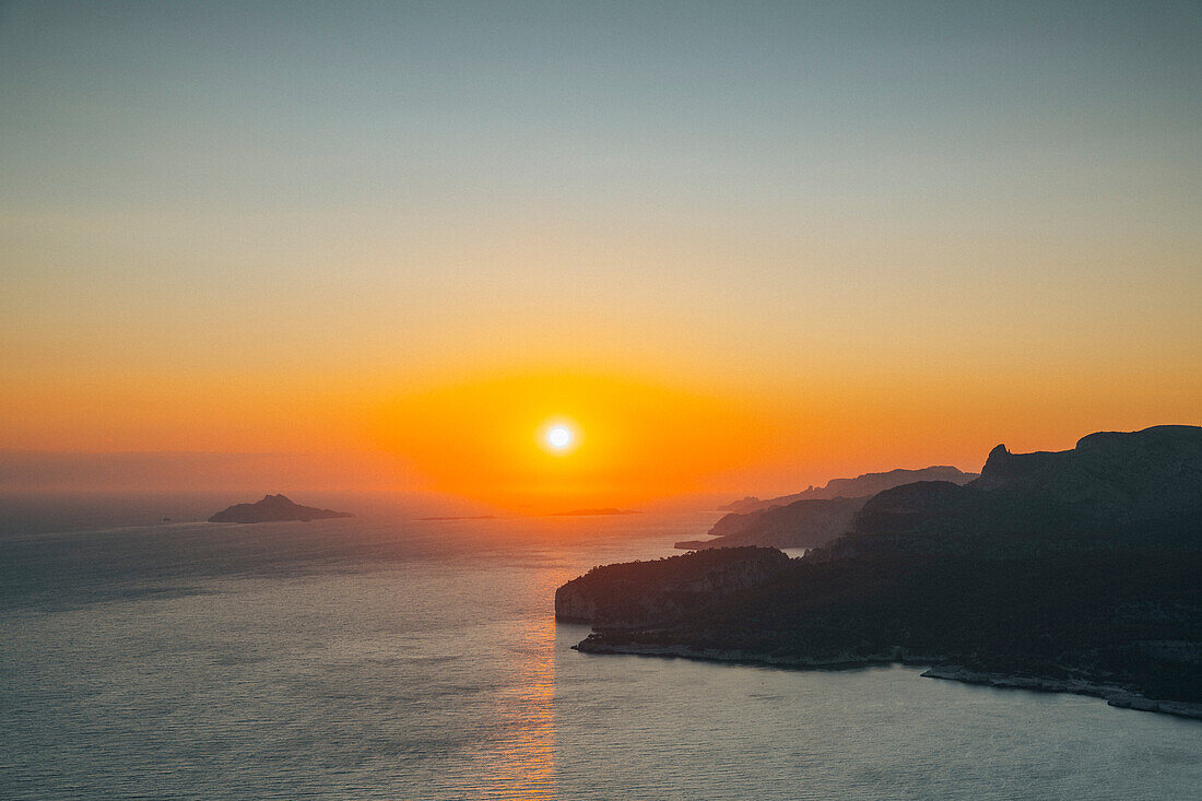  View from Cap Canaille to the Calanques National Park at sunset, Provence-Alpes-Côte d&#39;Azur, France 