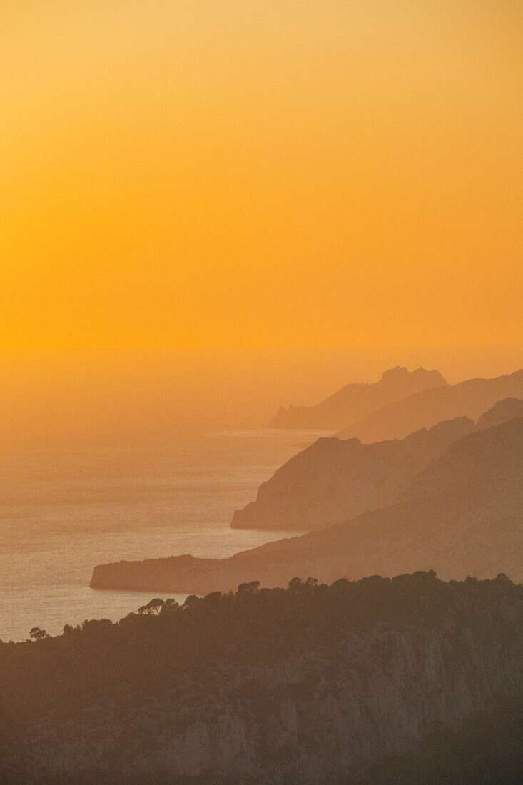 Blick vom Cap Canaille auf den Calanques Nationalpark bei Sonnenuntergang, Provence-Alpes-Côte d'Azur, Frankreich